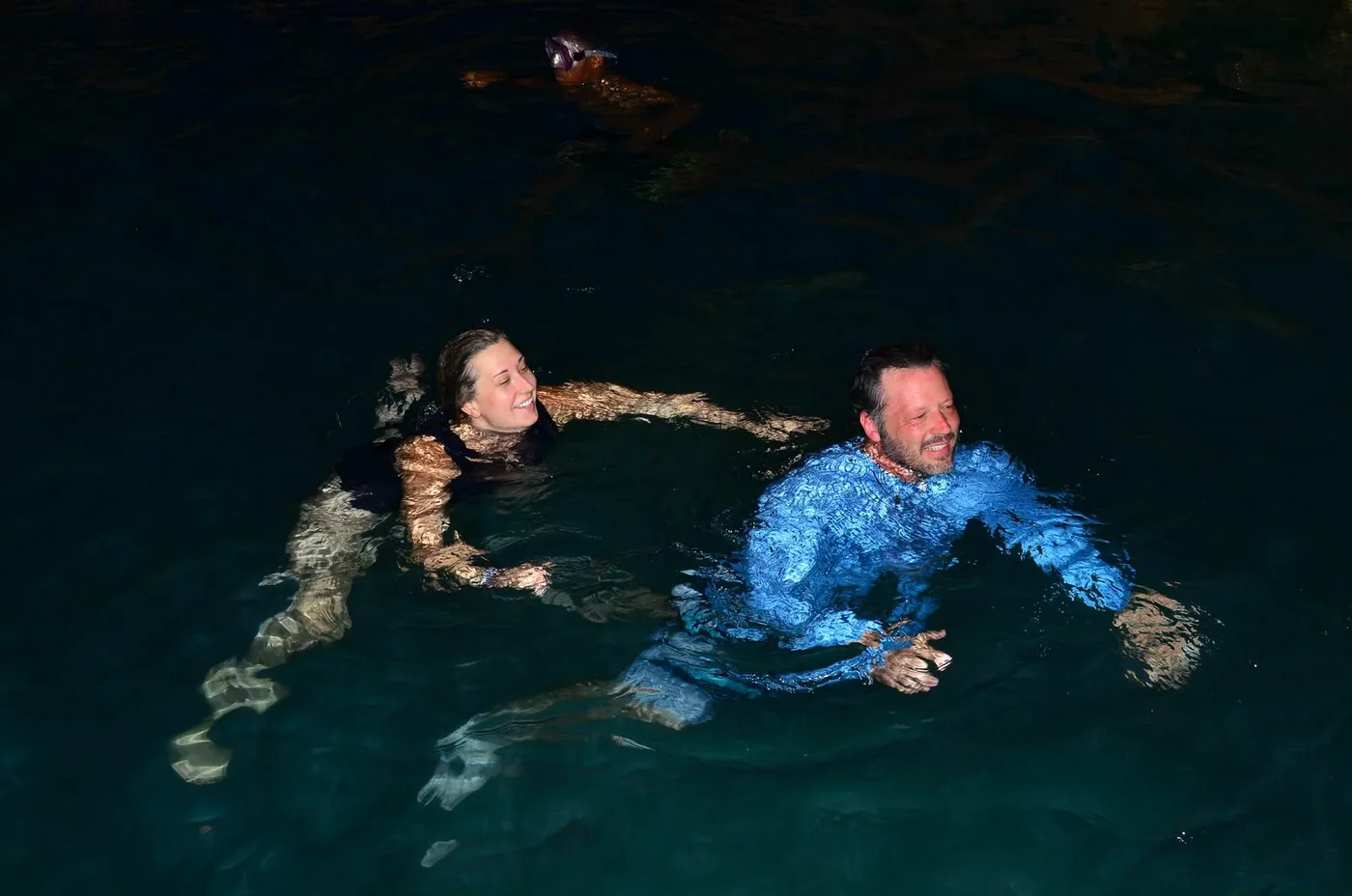 Participantes nadan en el agua de una cueva. Foto aportada por Go Buggies Punta Cana.
