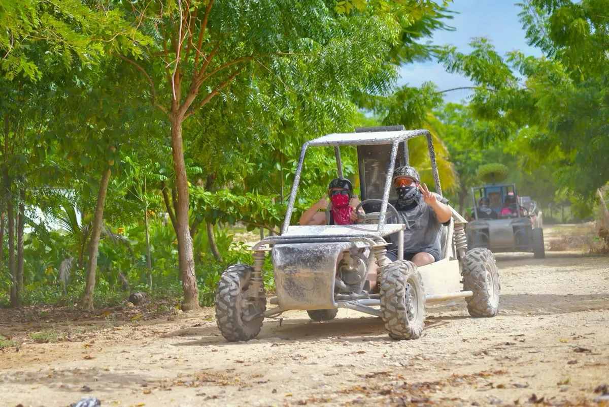Participantes en un buggy por un camino tropical, foto aportada por Go Buggies Punta Cana.