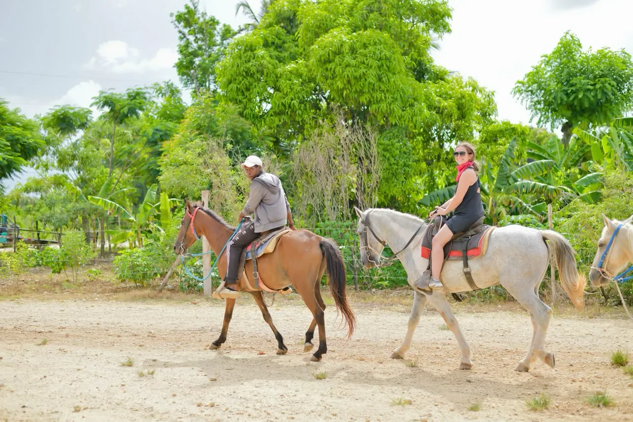 Paseo a caballo entre árboles, foto aportada por Go Buggies Punta Cana.