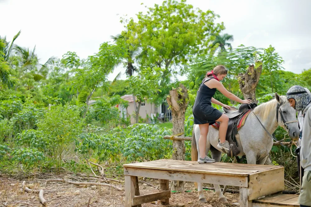 Preparación para montar a caballo desde una plataforma, foto aportada por Go Buggies Punta Cana.