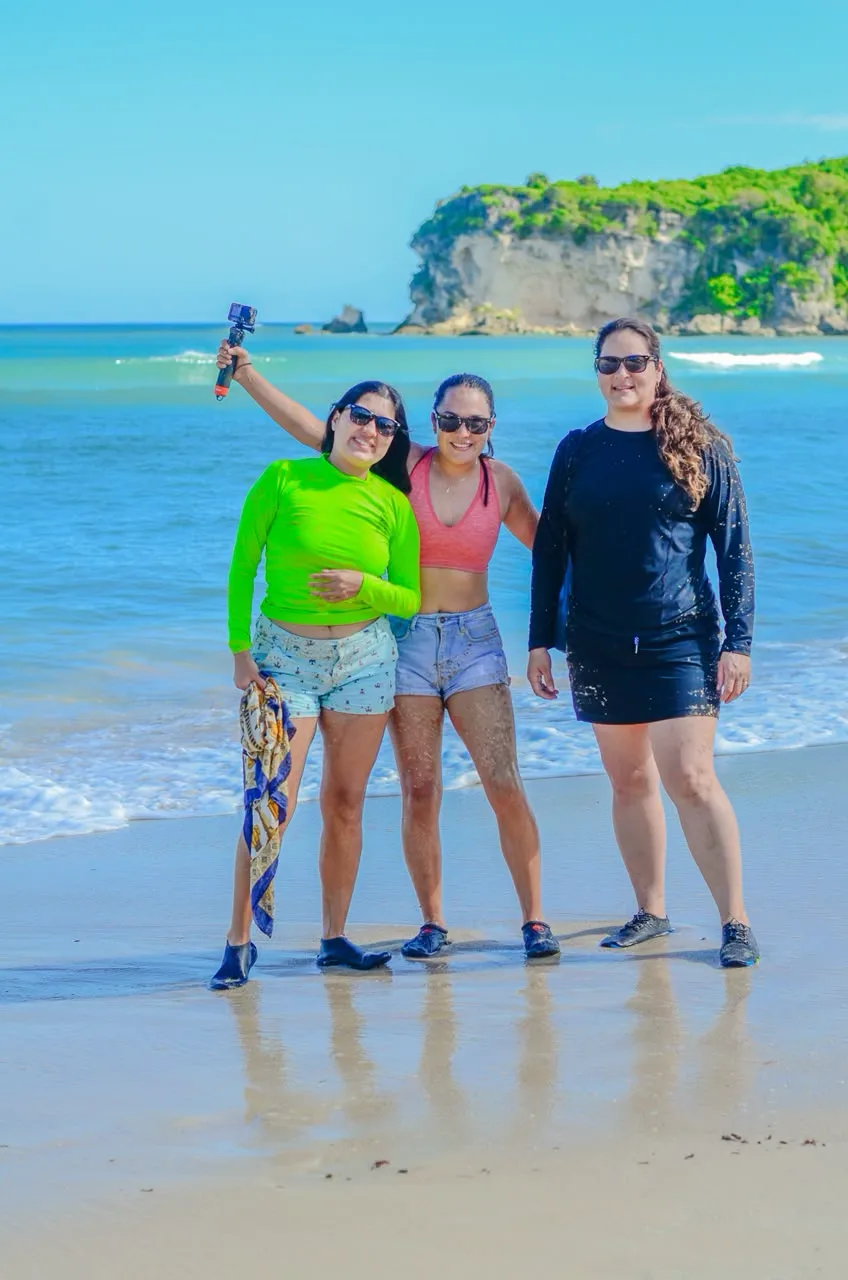 Tres participantes posan en la orilla de la playa. Foto aportada por Go Buggies Punta Cana.