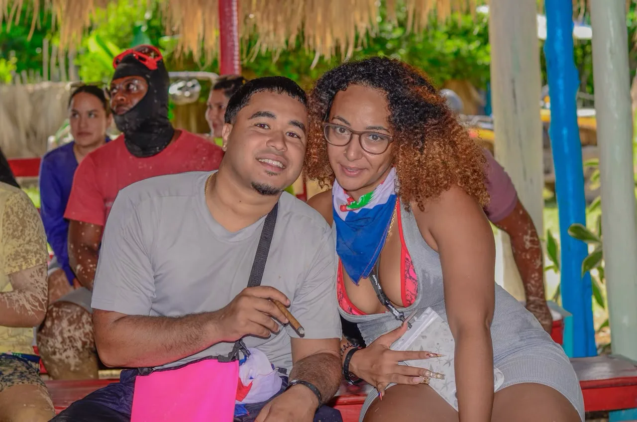 Dos participantes descansan bajo un techo de palma. Foto aportada por Go Buggies Punta Cana.